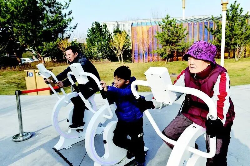 ▲老年人在西海子公园体验智能健身器材